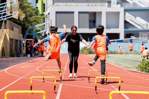 「跑」出夢想路!長榮航空X奧運教練 百米女將前進馬祖校園