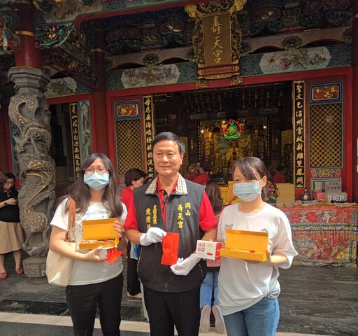 祈求「好孕」夯翻天！壽天宮金鏟子首日大發送 信眾湧入求子人潮