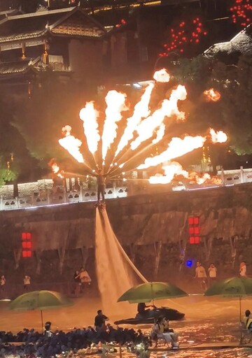 夜遊宣恩仙山貢水:一條河的光影詩篇/劉奕伶