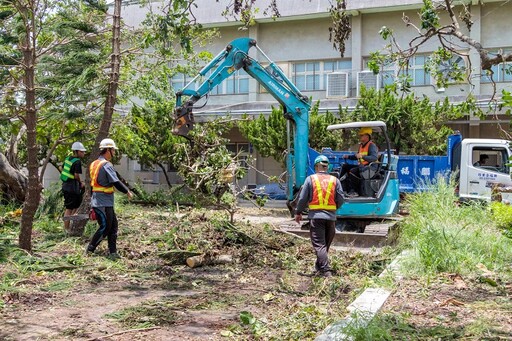翁章梁關心布袋國小災後復建 慰勞清掃人員
