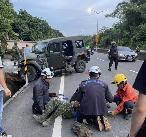 軍車失控猛撞路墩！3官兵血染旗南路 驚悚一幕震撼全場！