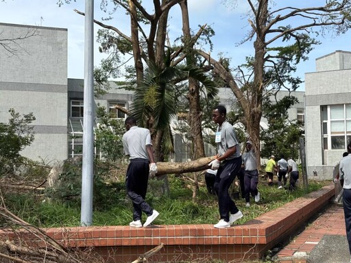 丹娜絲後重建 慈濟國際學生與中正師生超過百人協力清理校園