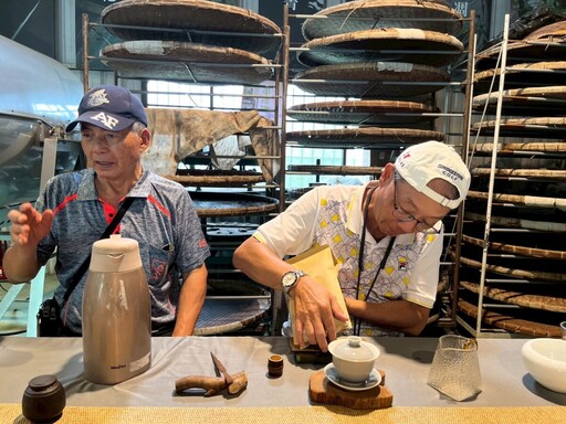 茂林環教課程進駐六龜 導覽員體驗紅茶揉製、探索茶文化奧秘
