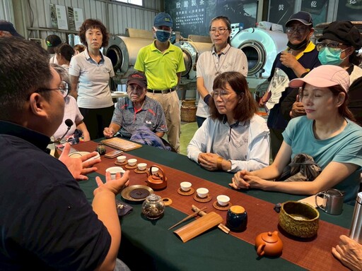 茂林環教課程進駐六龜 導覽員體驗紅茶揉製、探索茶文化奧秘