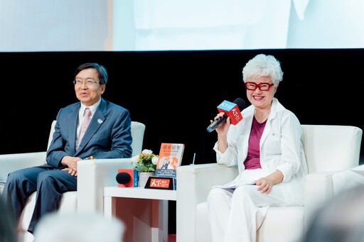 《親密搶奪，誰在拿走你的錢？》作家高愛倫贈高市圖61本新書