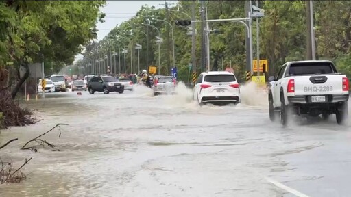 嘉義地區凌晨大雷雨 多個鄉鎮道路淹水嚴重傳災情嘉縣停止上班上課