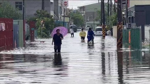 嘉義地區凌晨大雷雨 多個鄉鎮道路淹水嚴重傳災情嘉縣停止上班上課
