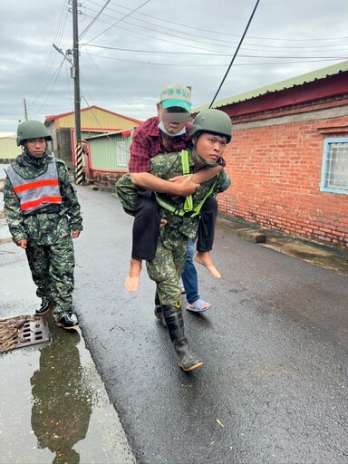 南部豪雨成災 第四作戰區出動兵力支援撤離與物資發放