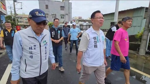 立委張啓楷關心東石故鄉災情 與鄉長林俊雄一起要求中央協助改善