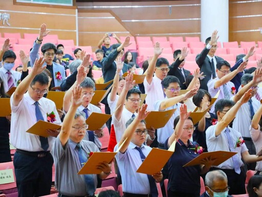翁章梁主持114學年度嘉縣國中小學校長佈達交接典禮