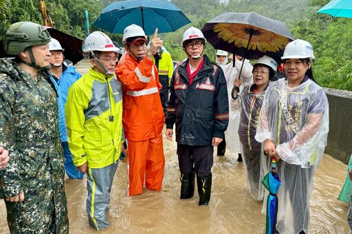 風雨未歇陳其邁直奔山區 杉林甲仙茂林災後勘查、籲民眾切勿進山
