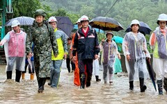 風雨未歇陳其邁直奔山區 杉林甲仙茂林災後勘查、籲民眾切勿進山