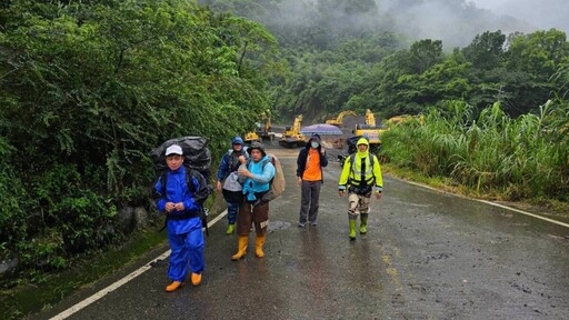 豪雨斷路醫心不畏風雨 邱孟肇所長翻山越嶺送醫到部落感動全村