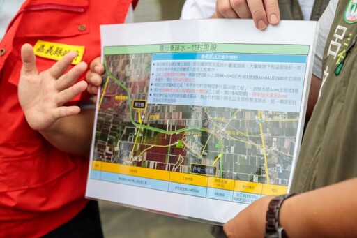 翁章梁勘查鴨母寮大排竹村里段 傾聽地方意見