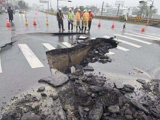 豪大雨重創嘉縣 山區道路毀壞台1線水上路段道路也下陷成大坑洞