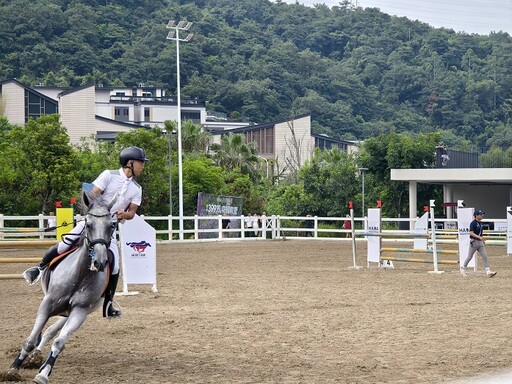 兩岸馬術交流!13歲高雄小將沈書豪首戰奪冠 金門姊妹花三度參賽拚戰不懈