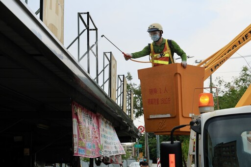 高雄防疫新科技！無人機巡屋頂 陳其邁督導傳統市場抗登革熱