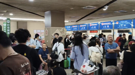 加班船能載318人僅坐不到一半 水頭碼頭船票之亂旅客炸鍋