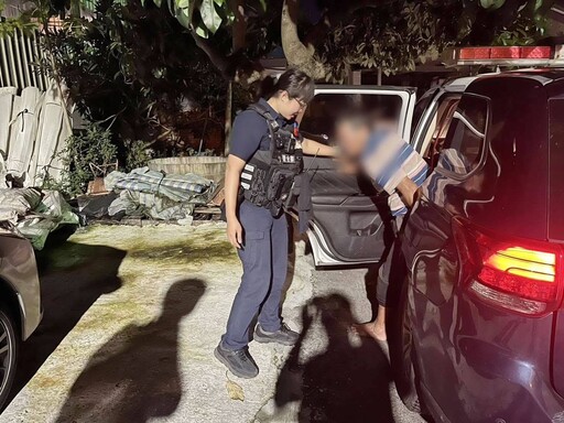 警暖心助傷老返家 夜間街頭不孤單
