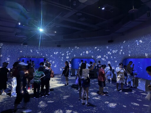 台中海洋館今日開館!民眾排隊湧入拍照