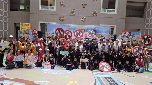 「模擬酒醉眼鏡」體驗式教材強化防酒駕意識 黃敏惠與「小萌警」宣導安全駕駛