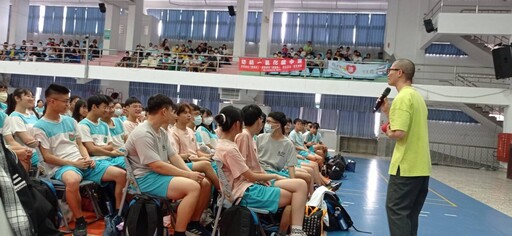太陽馬戲團表演者現身北港高中 鼓勵學生勇敢築夢
