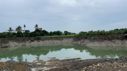 美濃農地驚現巨坑!非法盜挖成「人工湖」畫面曝光