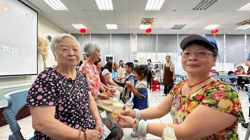 大園區橫峰社區發展協會辦「祖父母節-奉茶活動」 一起吃麥當勞