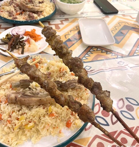 開學來點特別的!新疆石河子大學免費送手抓飯、蘭州大學送牛肉麵