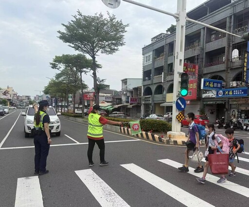 嘉市警「護童專案」「交通安全月」擴大宣導 開學限定「嘉華三朵花」小卡陪小朋友快樂上學