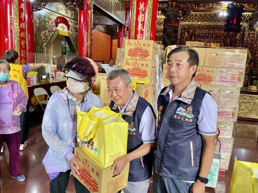 鳳山赤山文衡殿中元普渡 上百桌供品化為祝福助14里清寒戶