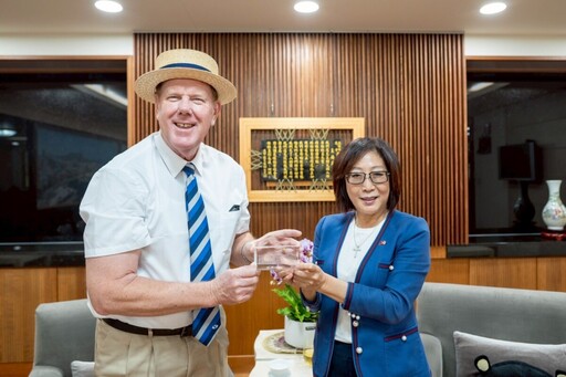 杜維浩盛讚高雄進步神速 與康裕成議長回味城市巨變