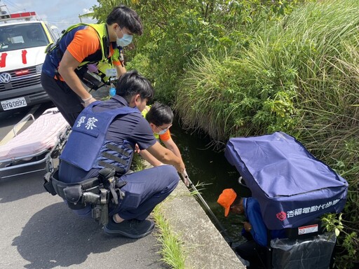 口湖排水溝驚見老翁跌落 雲林警消水溝急救援