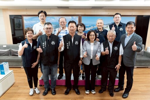 康裕成表揚高雄塑膠製品公會 23天募資成功捐復康巴士