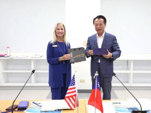 翁章梁迎接美國奧克拉荷馬州訪團蒞臨亞創中心