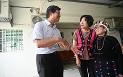 卑南族孫菊花獲登錄傳統工藝「人間國寶」殊榮 饒縣長頒紅榜祝賀