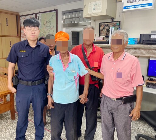 老翁走失倒臥路旁 北港警暖心救援