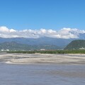 卑南溪水覆蓋遭沖毀 臺東縣府緊急搶修提醒民眾防揚塵