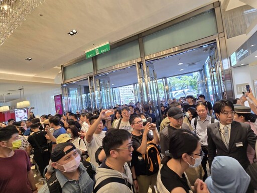 新光三越台中店今重新開幕首日 湧超長排隊人潮車流