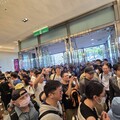 新光三越台中店今重新開幕首日 湧超長排隊人潮車流