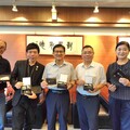 樹德校友暖心回流 教師節謝師禮甜進心坎裡
