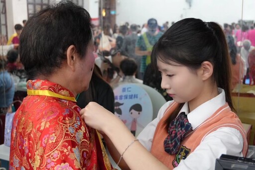 黃金鑽石婚攜手圓夢 崇仁醫專師生專業彩妝添溫馨光彩