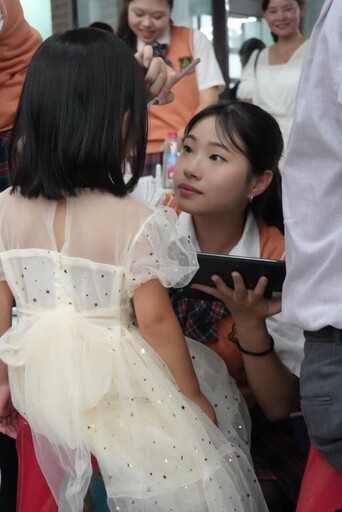 黃金鑽石婚攜手圓夢 崇仁醫專師生專業彩妝添溫馨光彩