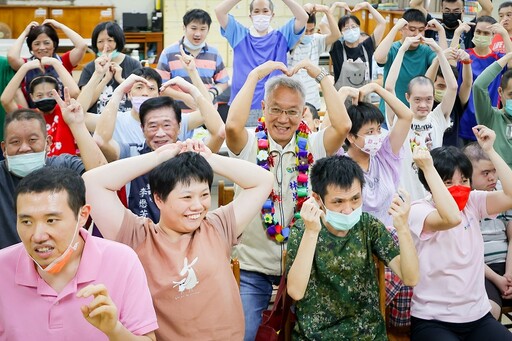 秋節關懷弱勢 林茂盛代理縣長慰問社福機構致贈加菜金