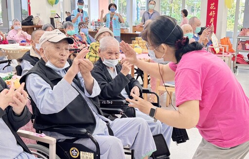 嘉榮護理之家中秋前夕與榮民節同樂會 大家歡聚一堂
