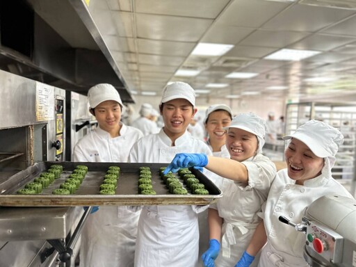 中山工商僑生獲鄧師傅獎學金 手作月餅回饋企業情誼