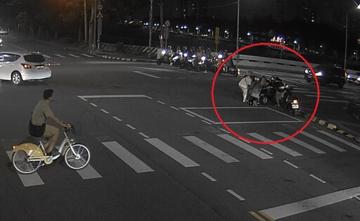 不怕帆布纏車軸陷危機 街頭總有即時伸援好風景