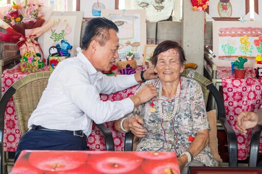 翁章梁重陽節訪視黃清海先生、莊翁兜女士百歲人瑞