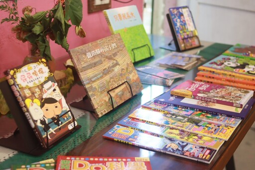 用書香陪伴孩子成長 桃市圖「有愛的圖書館」分享3,000冊童書至花蓮小學