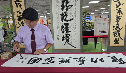 書法家揮毫行善 廖火煌大師以藝傳愛 義賣70萬助建「爺奶村」